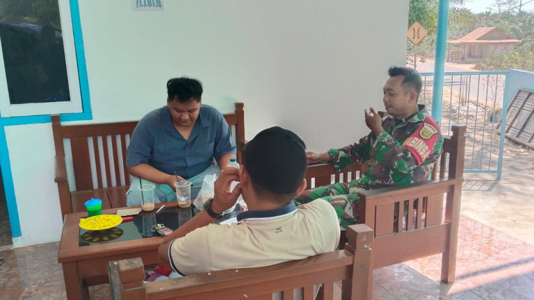 Babinsa Sertu Didi K, Komsos bersama pengurus dapur MBG di Desa Membalong
