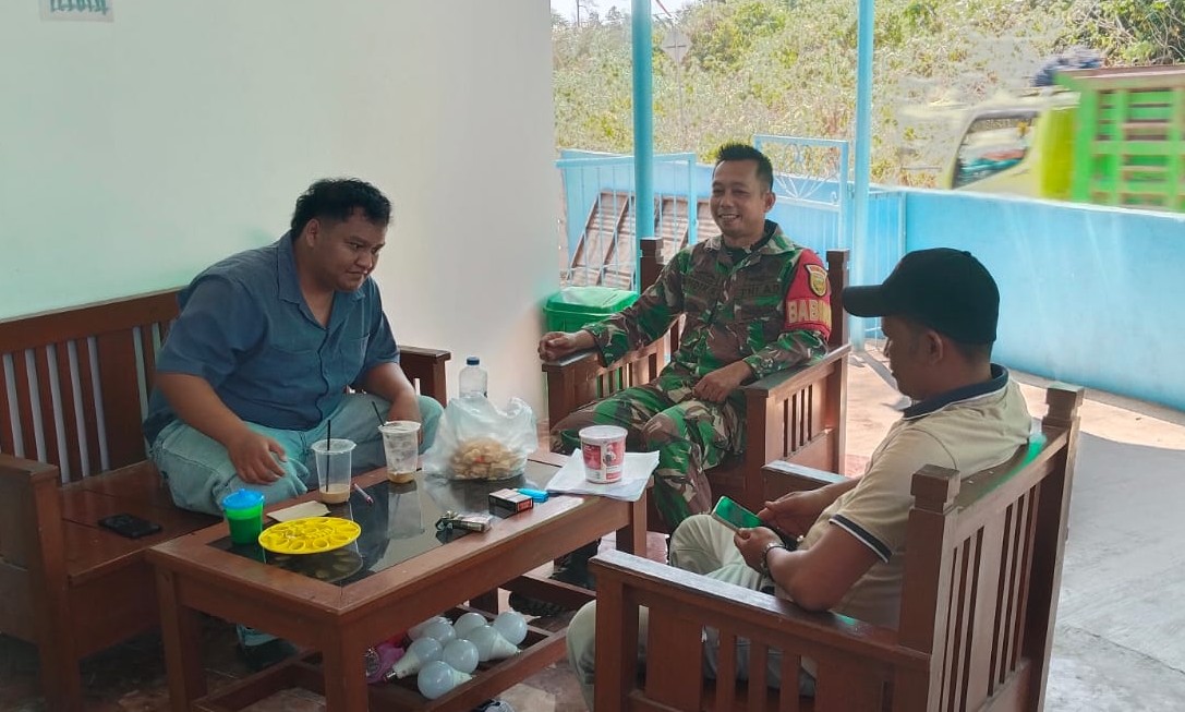 Babinsa Sertu Didi K, Komsos bersama pengurus dapur MBG di Desa Membalong 8 AddText 09 25 03.04.56