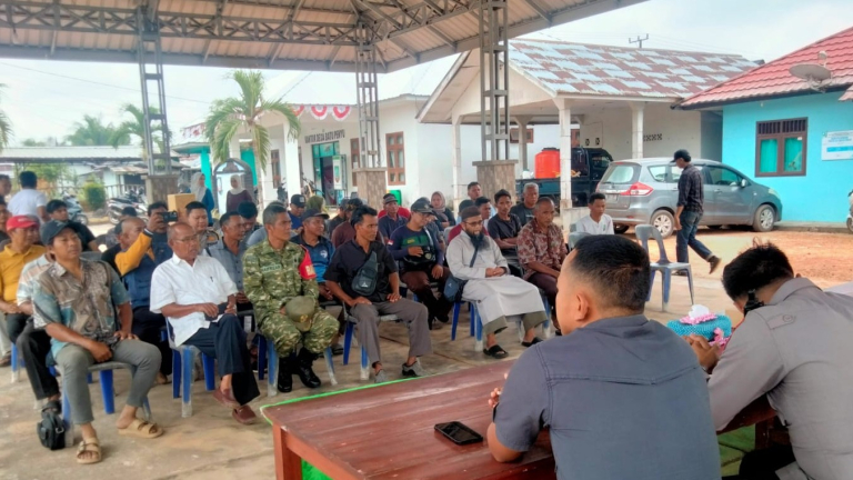 Sertu Haifrizar dari Koramil Gantung Hadiri Sosialisasi dan Edukasi Satgas PKH Pusat di Batu Penyu