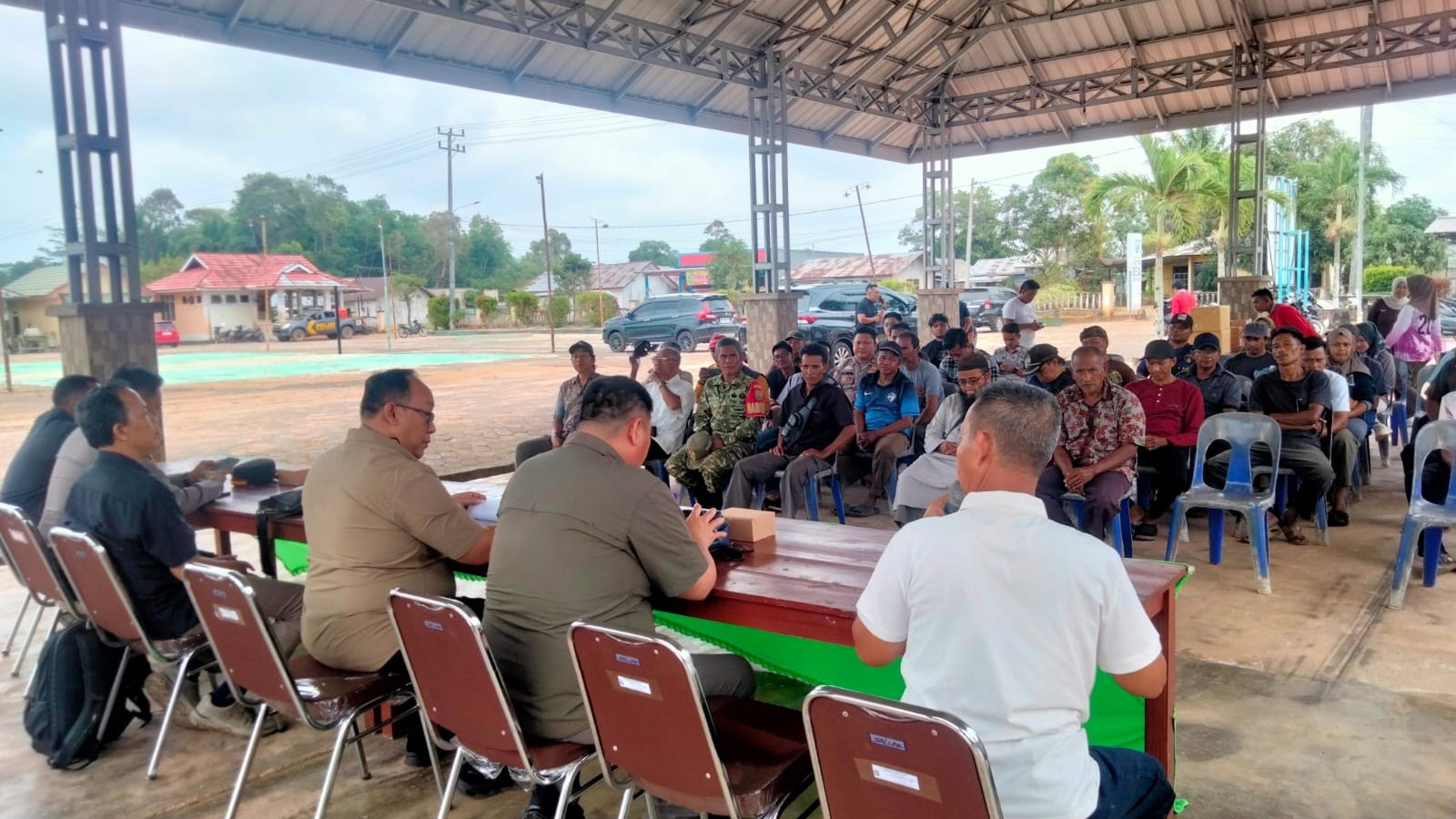 Sertu Haifrizar dari Koramil Gantung Hadiri Sosialisasi dan Edukasi Satgas PKH Pusat di Batu Penyu 8 AddText 09 25 03.10.57