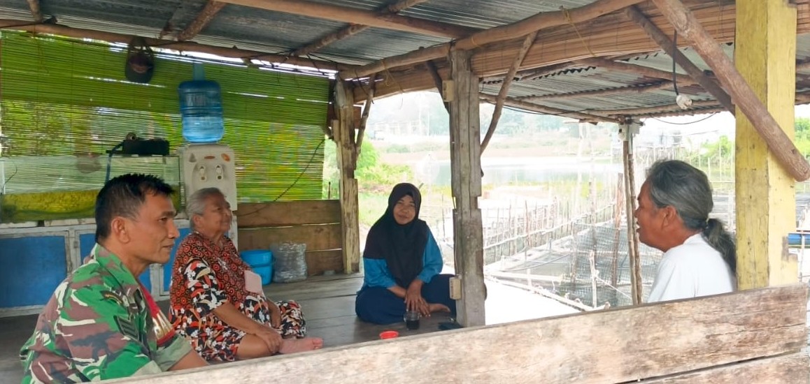 Serka Astiyandi Komsos dengan Kelompok Pembudidaya Ikan Mandiri Jaya di Desa Aik Pelempang Jaya 8 AddText 09 27 02.12.22