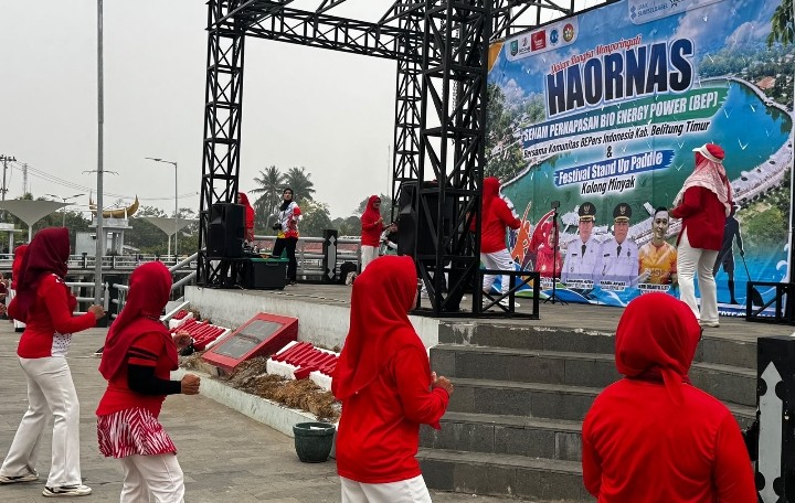 Tak Hanya Urus Nikah,Kepala KUA Manggar Turun Senam Bareng Ibu-Ibu dan Lansia di Situ Kulong Minyak 8 AddText 09 27 05.42.40