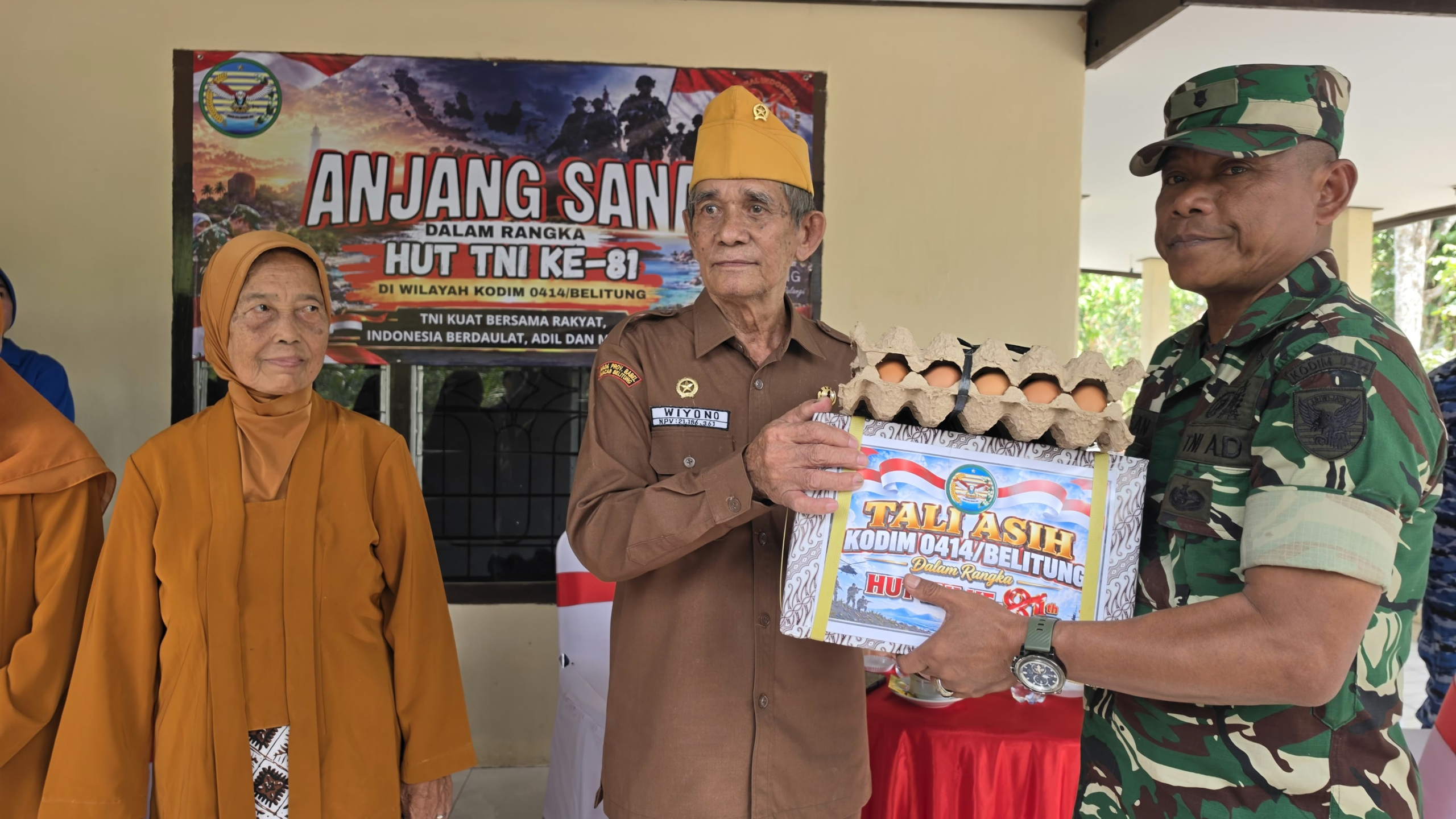 Peringati HUT TNI ke-81, Kodim 0414/Belitung Anjangsana ke Kediaman Ketua Veteran 8 AddText 09 28 01.42.53 scaled