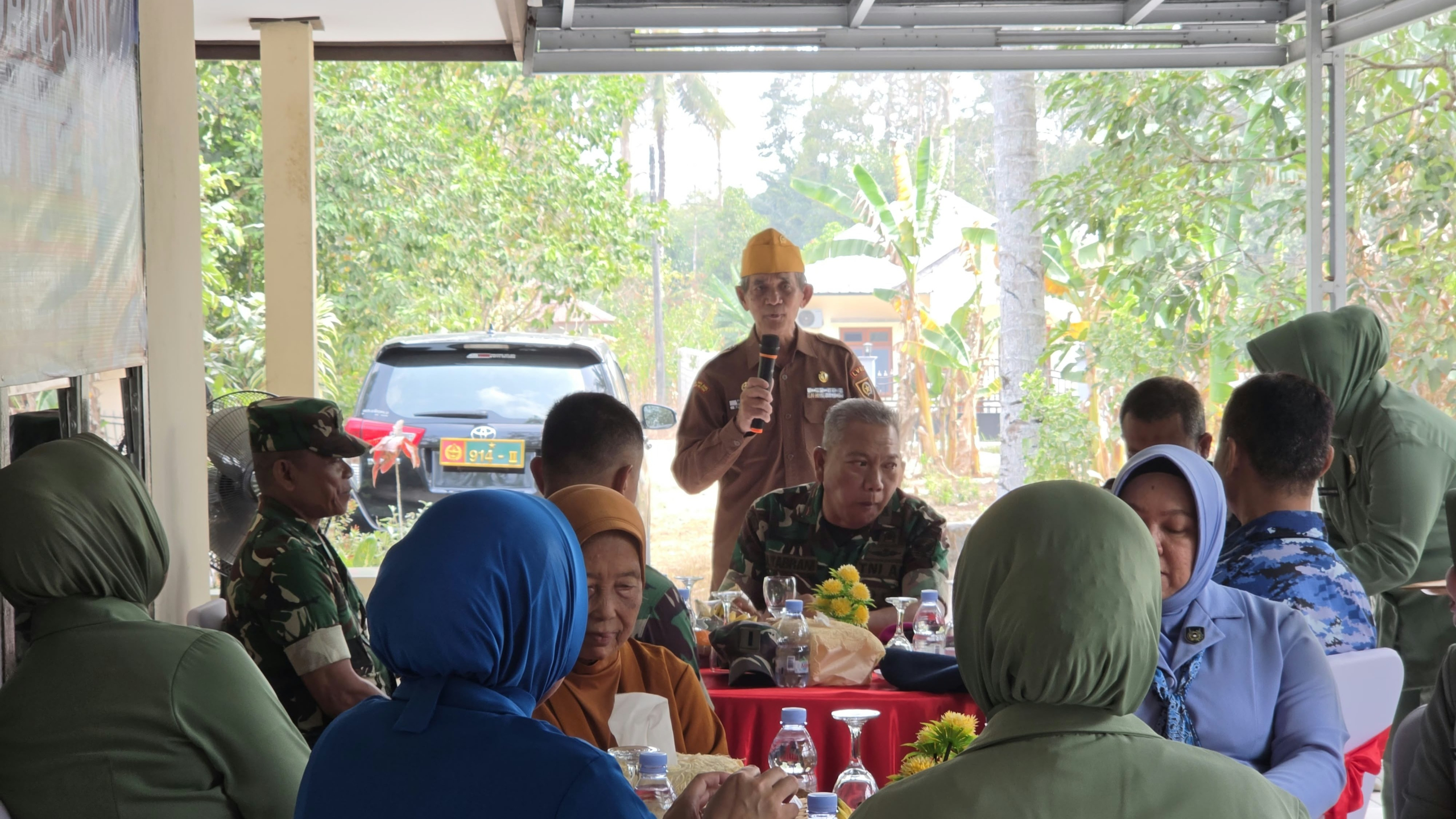Peringati HUT TNI ke-81, Kodim 0414/Belitung Anjangsana ke Kediaman Ketua Veteran 11 AddText 09 28 01.43.04 scaled