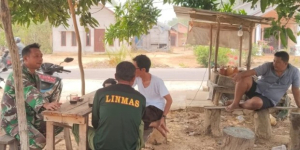 Sertu Didi K Komsos Bersama Kades dan Linmas, Bahas Karhutla dan Kamtibmas di Desa Lassar