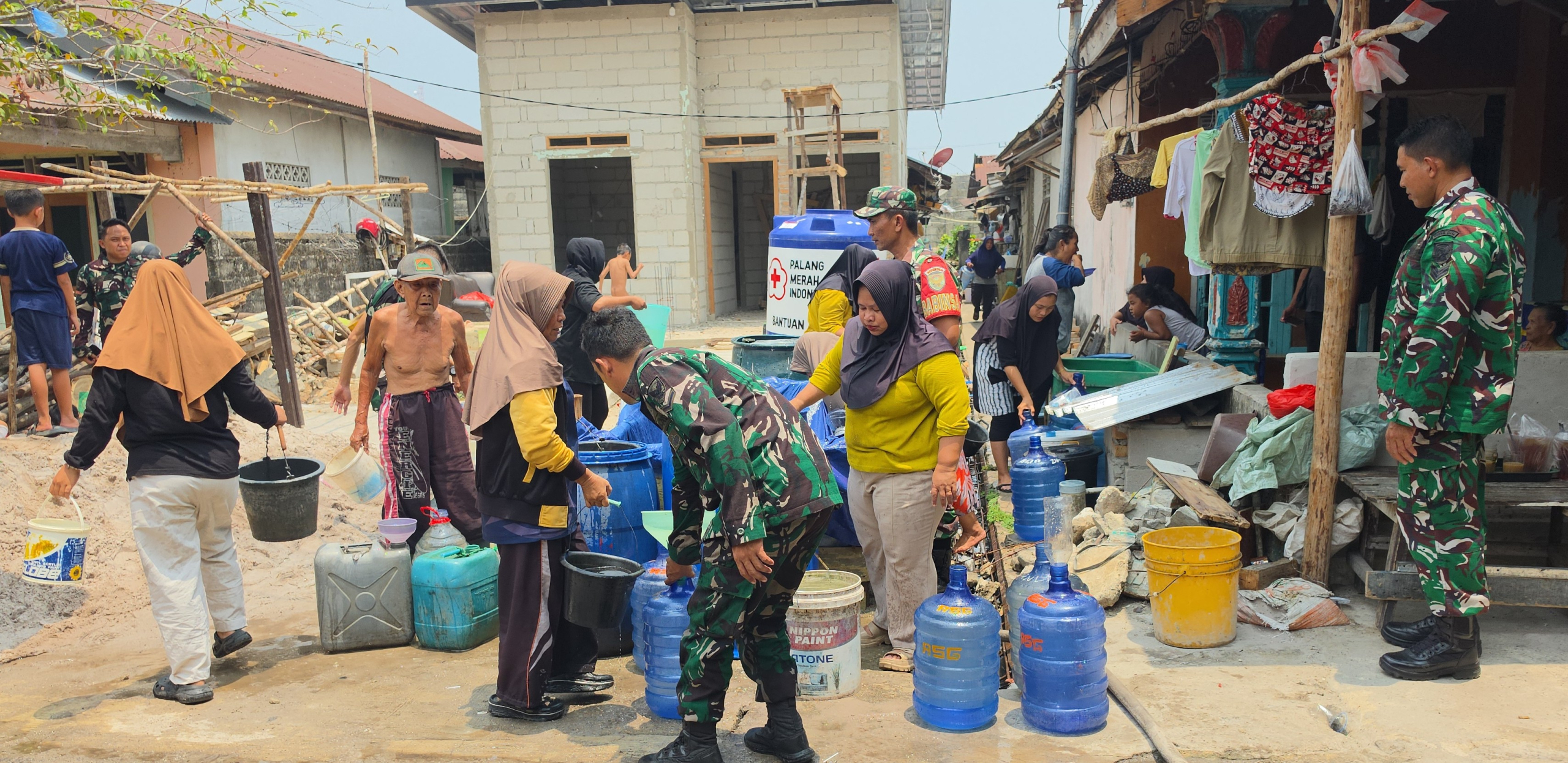 Bantu Ketersediaan Bersih, Kodim 0414/Belitung Salurkan 4 Ton Air Bersih untuk Warga Kampung Laut 8 AddText 09 29 12.16.31 scaled