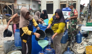Bantu Ketersediaan Bersih, Kodim 0414/Belitung Salurkan 4 Ton Air Bersih untuk Warga Kampung Laut
