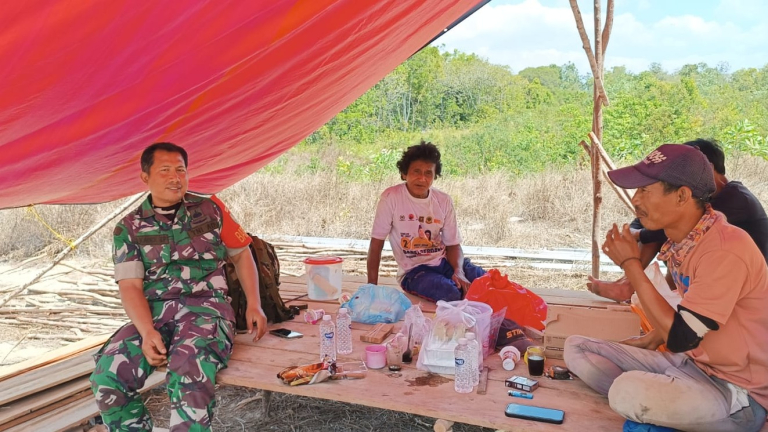 Babinsa Koramil 414-05/Kelapa Kampit Sosialisasikan Rekrutmen TNI AD kepada Warga Desa Cendil