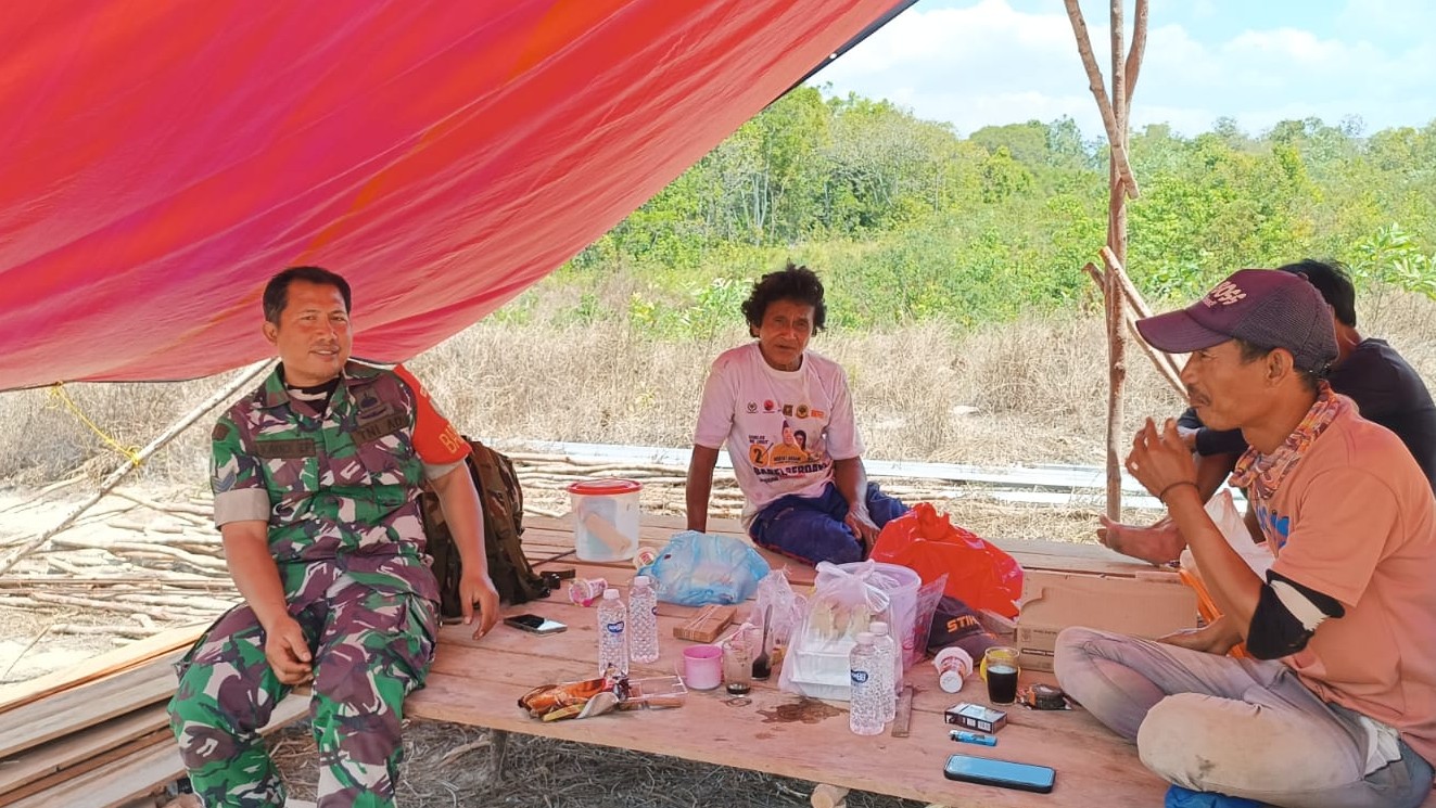Babinsa Koramil 414-05/Kelapa Kampit Sosialisasikan Rekrutmen TNI AD kepada Warga Desa Cendil 7 Babinsa Koramil 414-05/Kelapa Kampit Sosialisasikan Rekrutmen TNI AD kepada Warga Desa Cendil