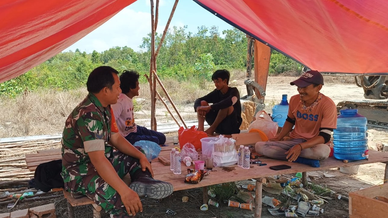 Babinsa Koramil 414-05/Kelapa Kampit Sosialisasikan Rekrutmen TNI AD kepada Warga Desa Cendil 8 AddText 09 30 02.21.52