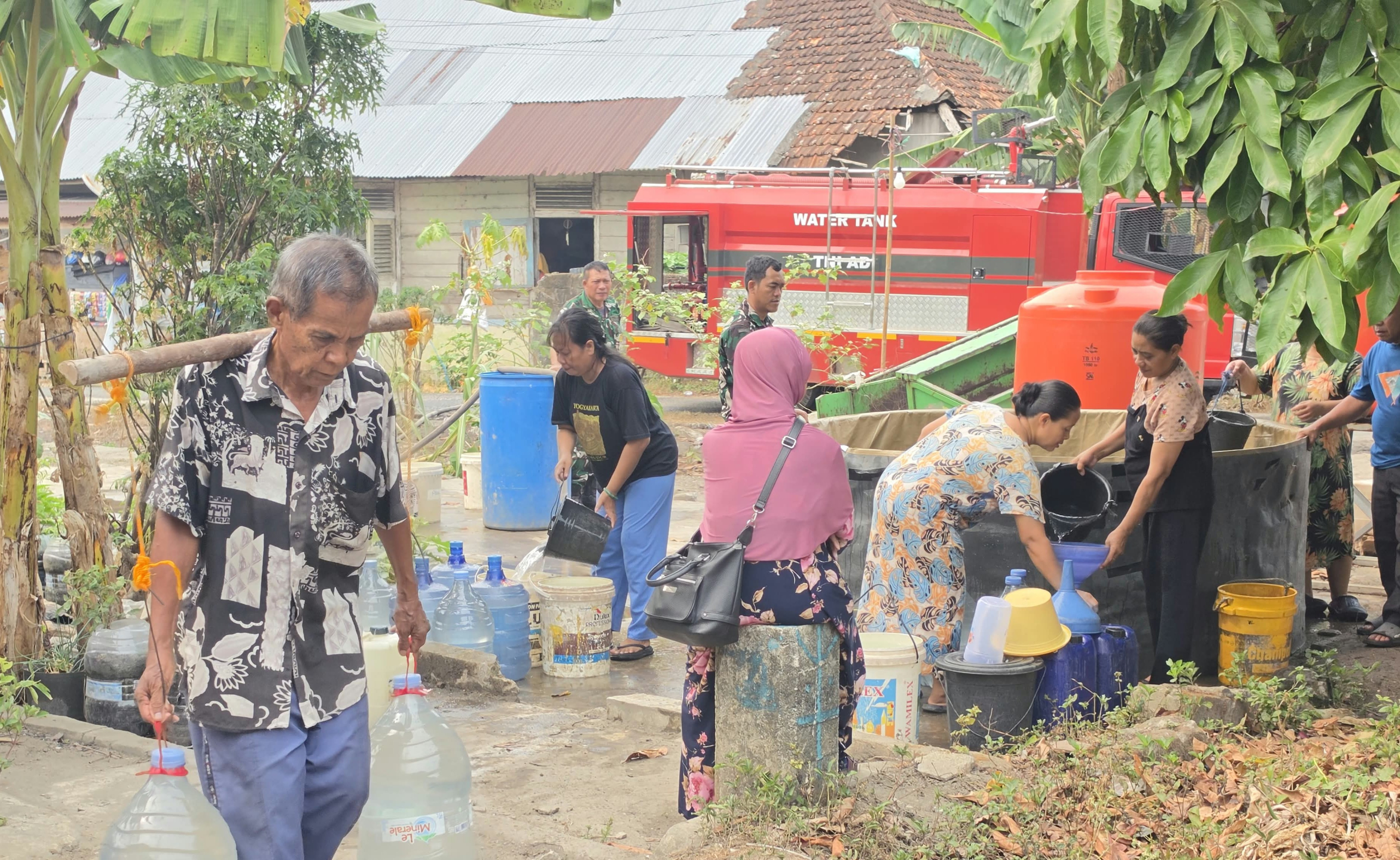 Serma Gultom Salurkan Air Bersih untuk Warga Terdampak Kemarau di Kelurahan Kota 8 AddText 09 30 10.04.45 scaled