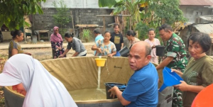 Serma Gultom Salurkan Air Bersih untuk Warga Terdampak Kemarau di Kelurahan Kota