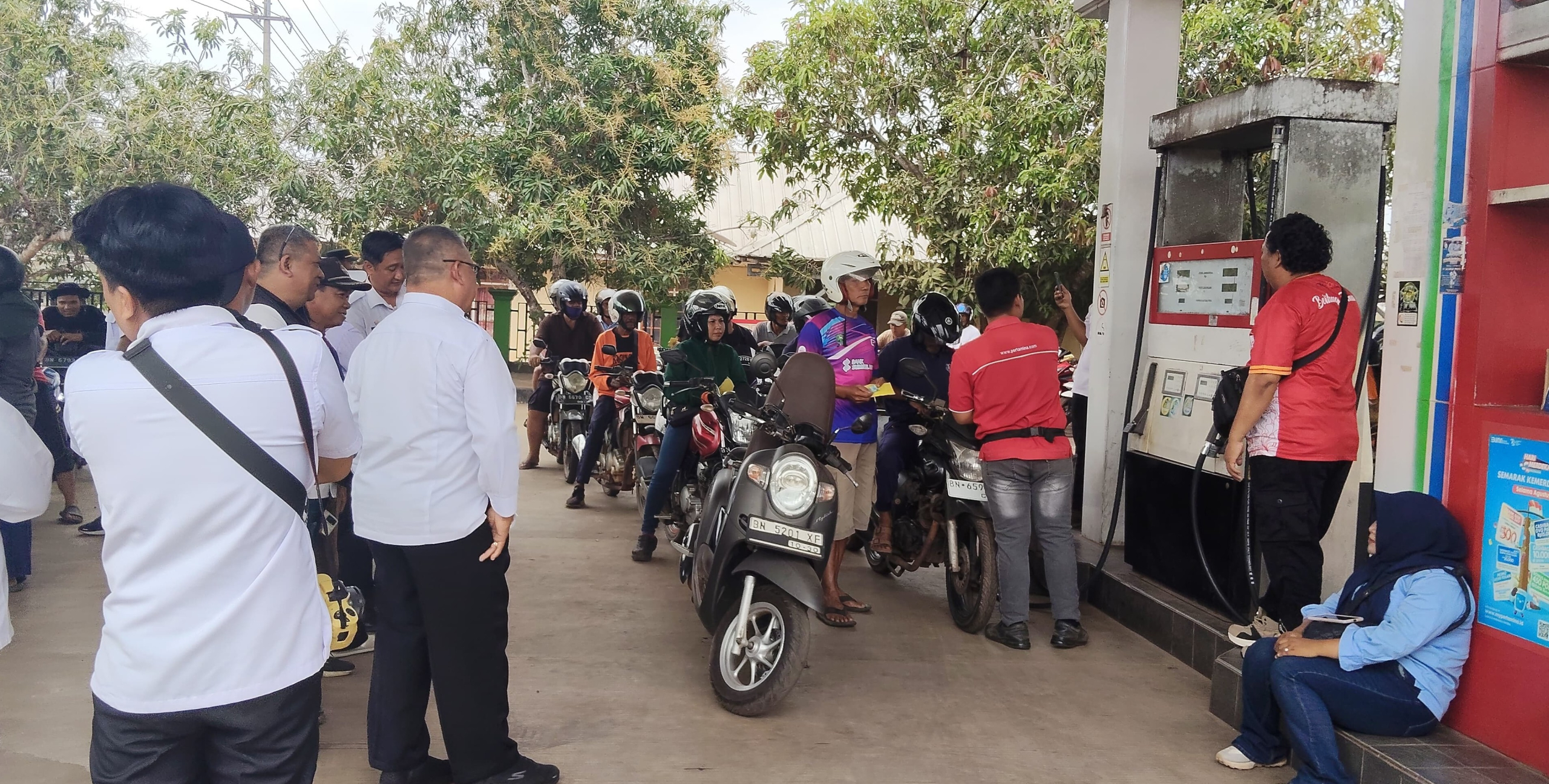 Babinsa Desa Selingsing Monitoring Peninjauan Wabup Beltim Distribusi Subsidi BBM di SPBU 8 AddText 09 30 12.08.58 scaled