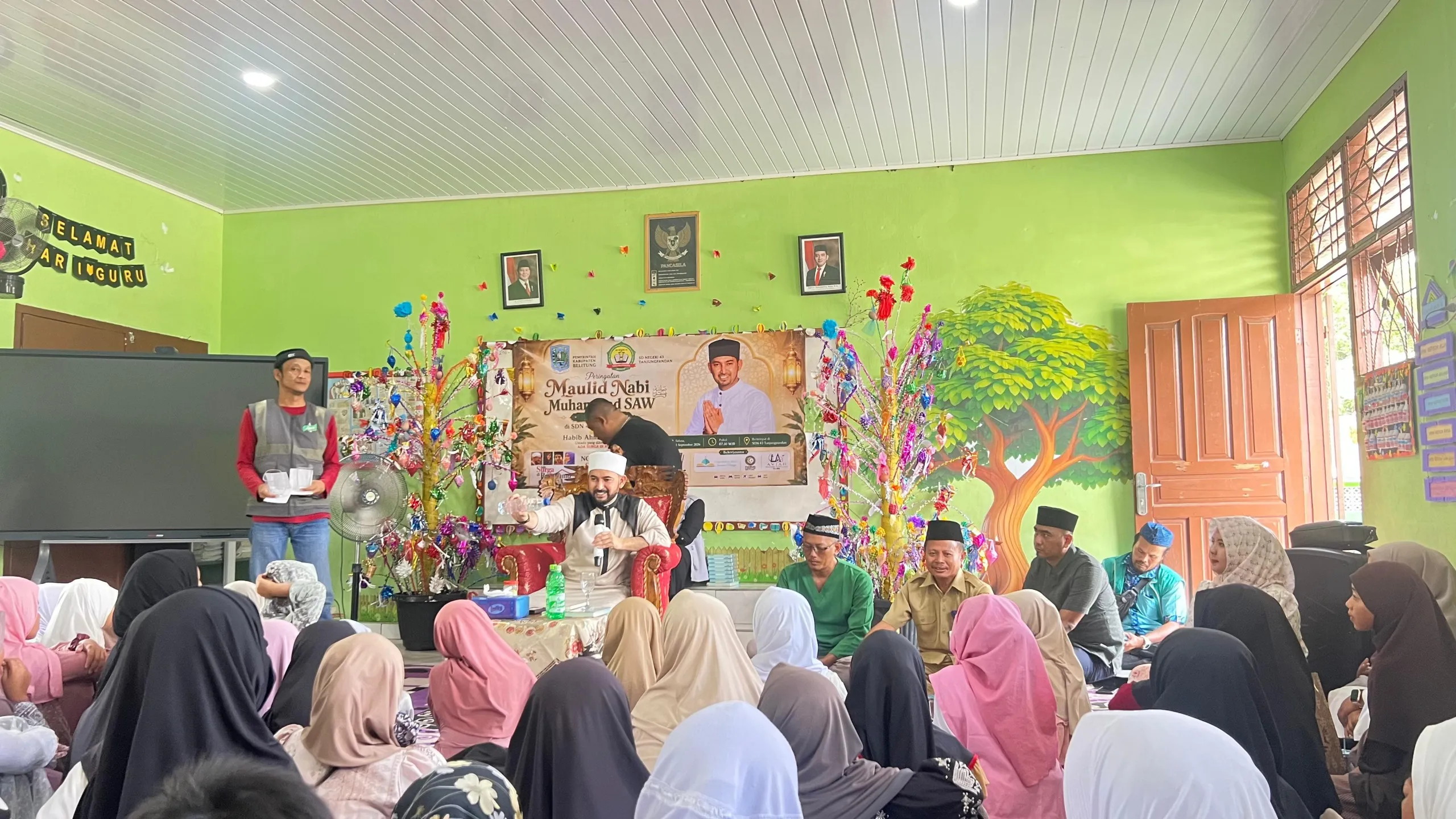 Maulid Nabi di SDN 43: Habib Ahmad Al Habsyi Ajak Orang Tua Jadikan Rumah Madrasah Pertama Anak 7 Maulid Nabi di SDN 43: Habib Ahmad Al Habsyi Ajak Orang Tua Jadikan Rumah Madrasah Pertama Anak