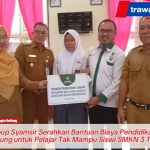 Wabup Belitung Serahkan Bantuan Pendidikan dari Baznas untuk Siswi Kurang Mampu di SMKN 3 Tgpandan