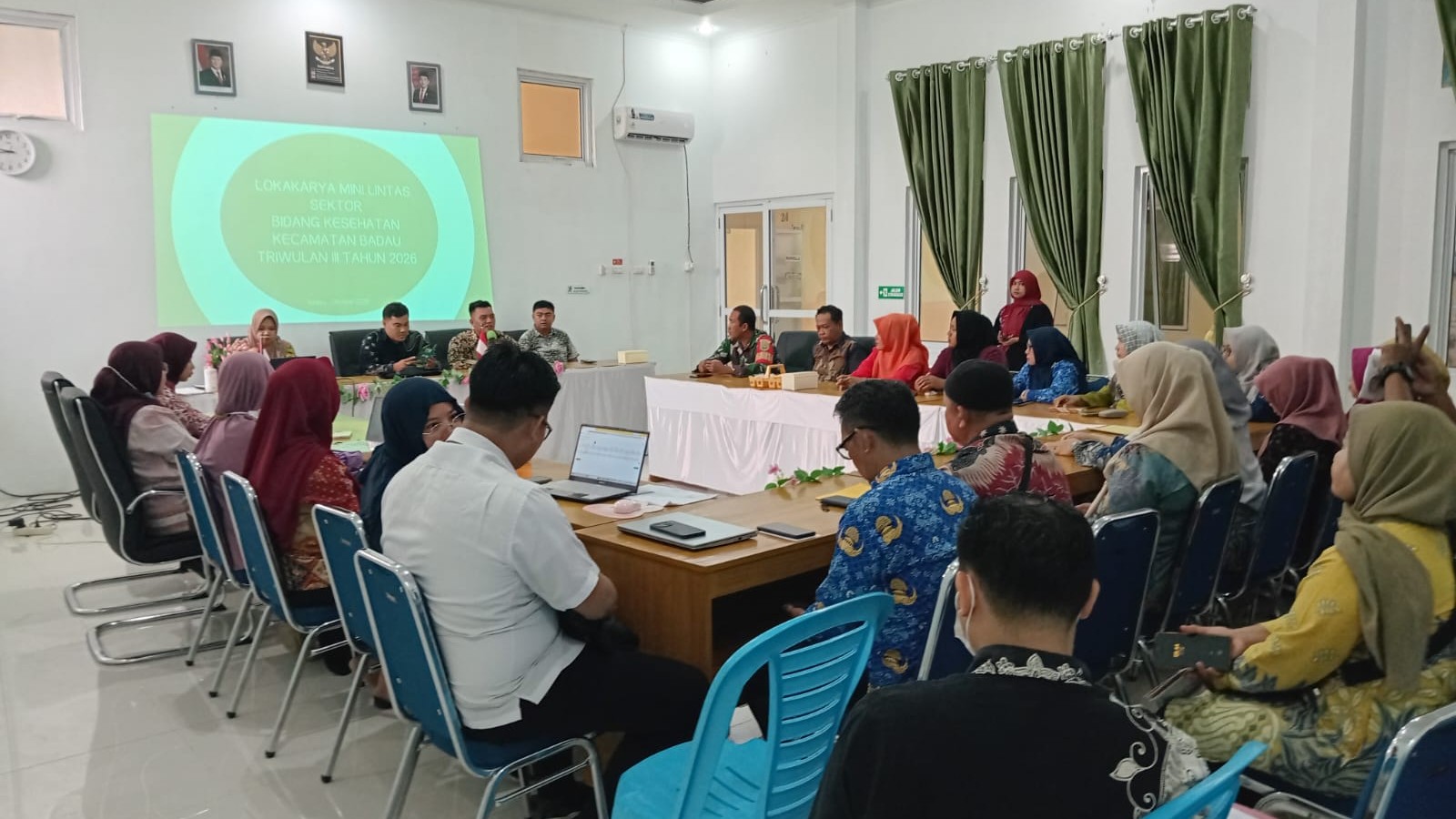 Babinsa Sertu Suprapto Hadiri Loka Karya Mini Lintas Sektor Kesehatan di Puskesmas Badau 8 AddText 10 01 02.51.31
