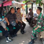 Babinsa Desa Perpat Sertu Didi K Jalin Komsos Bersama Anggota Polsek dan Warga