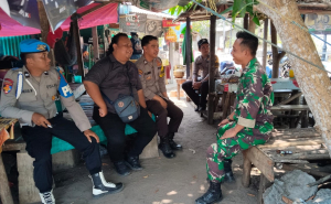Babinsa Desa Perpat Sertu Didi K Jalin Komsos Bersama Anggota Polsek dan Warga