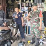 Babinsa Jangkar Asam Serka Suherman Pererat Silaturahmi dengan Pelaku Usaha Reparasi Jok Motor