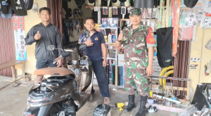 Babinsa Jangkar Asam Serka Suherman Pererat Silaturahmi dengan Pelaku Usaha Reparasi Jok Motor