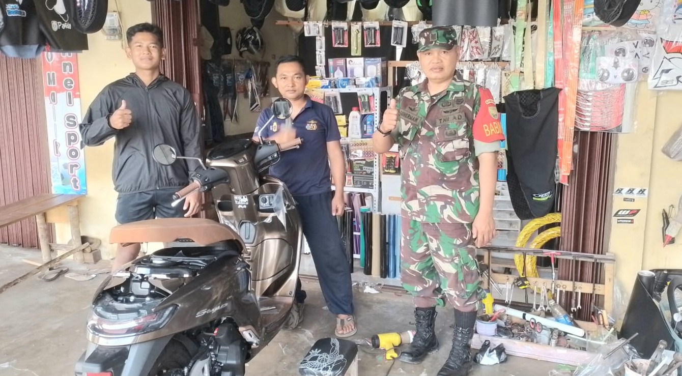 Babinsa Jangkar Asam Serka Suherman Pererat Silaturahmi dengan Pelaku Usaha Reparasi Jok Motor 7 Babinsa Jangkar Asam Serka Suherman Pererat Silaturahmi dengan Pelaku Usaha Reparasi Jok Motor