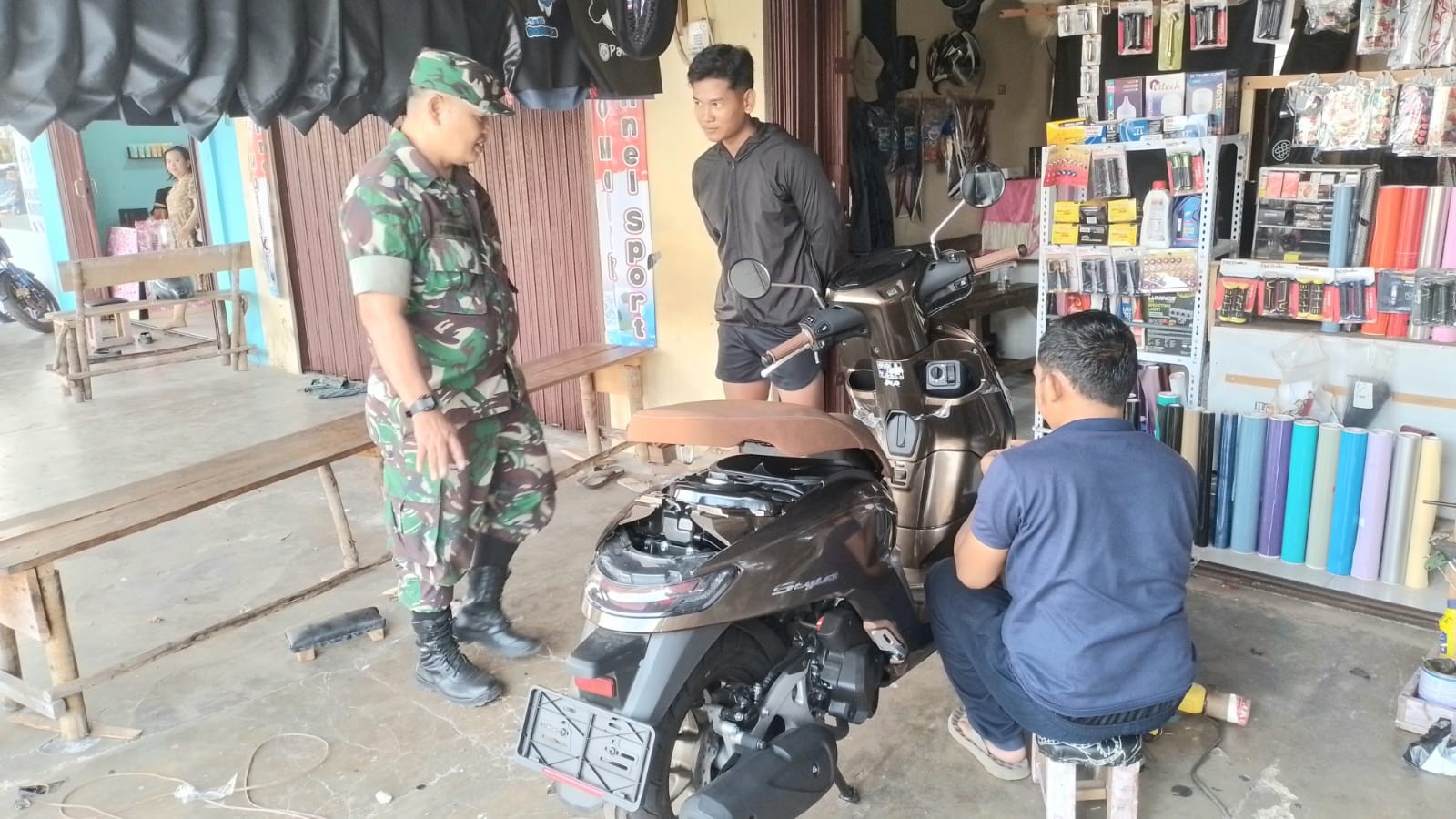 Babinsa Jangkar Asam Serka Suherman Pererat Silaturahmi dengan Pelaku Usaha Reparasi Jok Motor 8 AddText 10 02 04.28.01