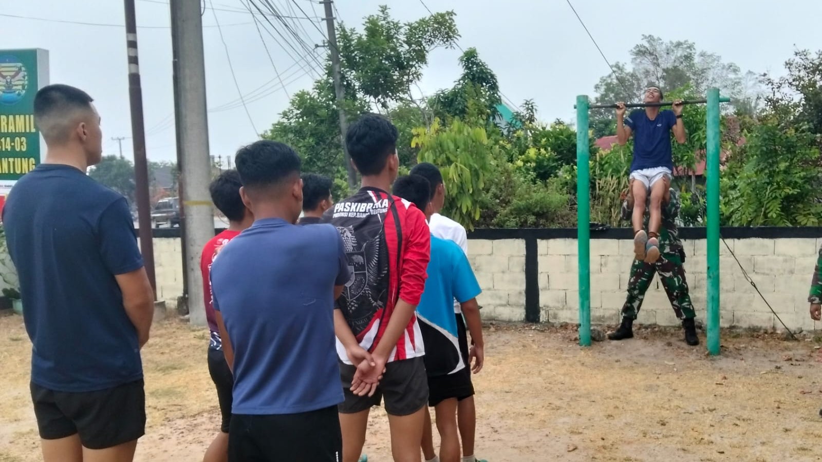 Di Desa Limbongan, Babinsa Serda Restu Berikan Pembinaan Fisik bagi Calon Prajurit TNI AD 7 AddText 10 03 10.24.42