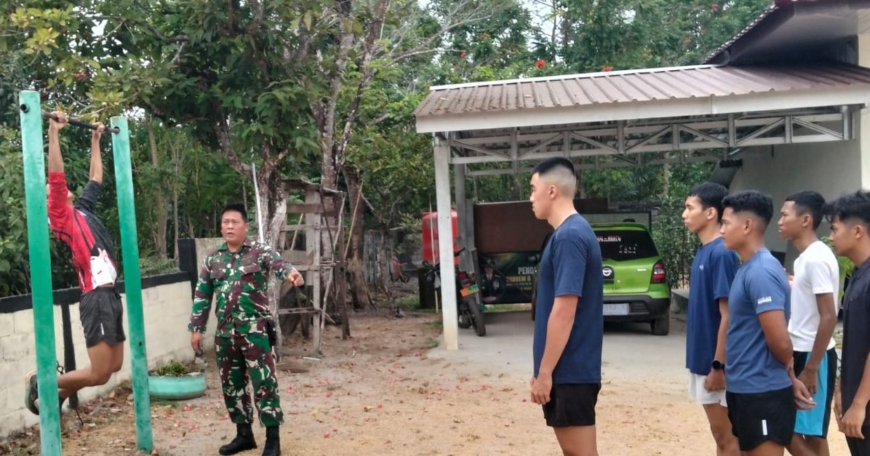 Di Desa Limbongan, Babinsa Serda Restu Berikan Pembinaan Fisik bagi Calon Prajurit TNI AD 6 Di Desa Limbongan, Babinsa Serda Restu Berikan Pembinaan Fisik bagi Calon Prajurit TNI AD