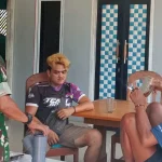 Sertu Afrizal Kurniawan dari Koramil 414-03/Gantung Komsos dengan Warga di Desa Dendang