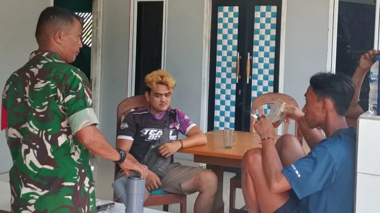 Sertu Afrizal Kurniawan dari Koramil 414-03/Gantung Komsos dengan Warga di Desa Dendang