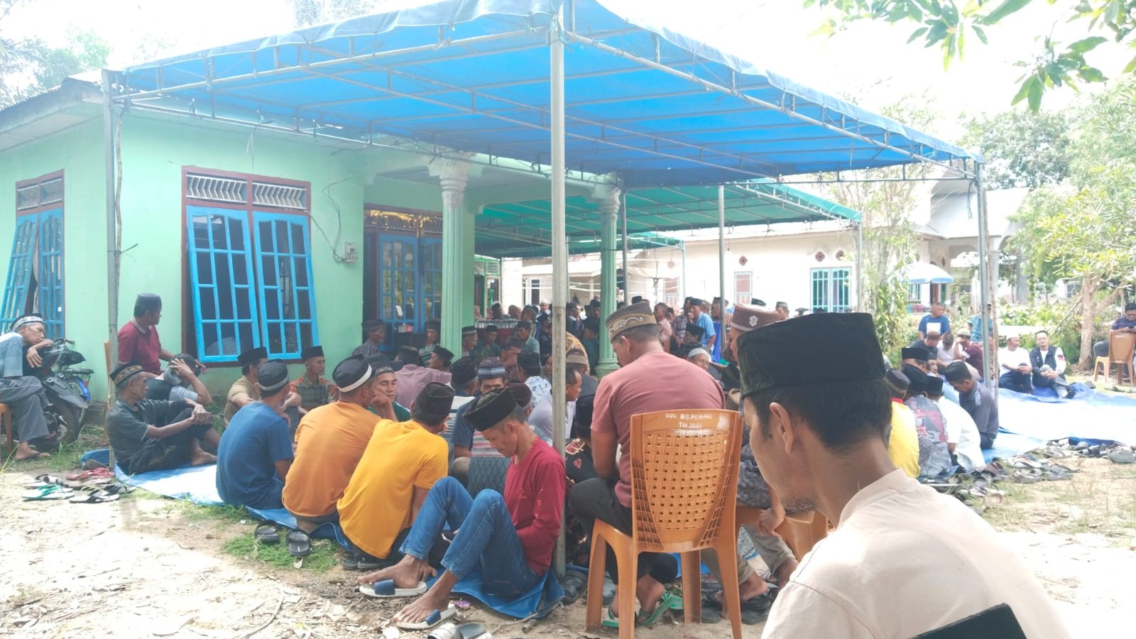 Babinsa Desa Perpat Sertu Didi K, Hadiri Tahlilan, Pererat Silaturahmi dan Komsos dengan Warga 8 AddText 10 04 04.04.01