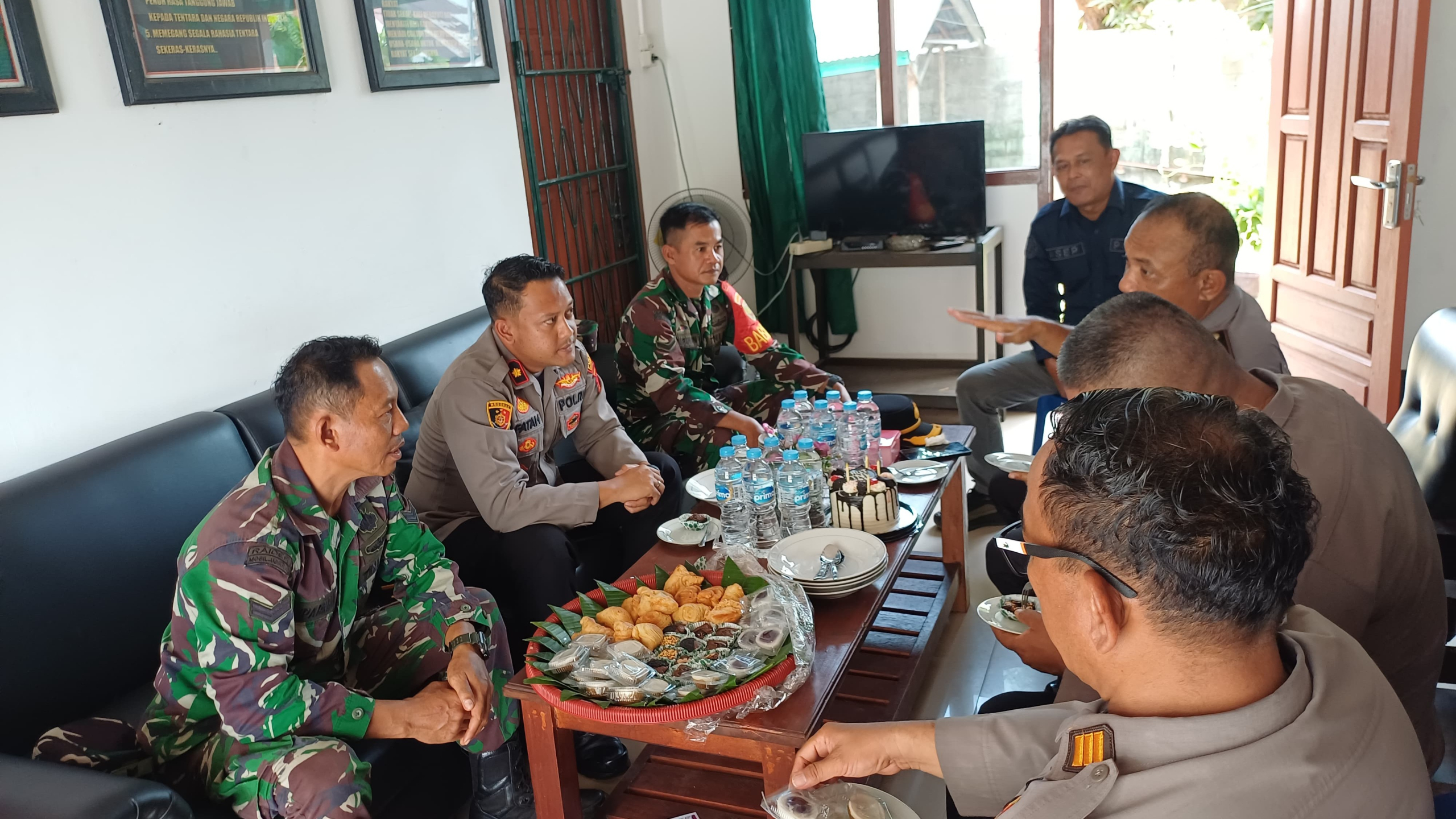 Di HUT TNI ke-81, Polres dan Polsek Manggar Gelar Silatuhrahmi dan Beri Tumpeng ke Koramil Manggar 8 AddText 10 05 03.19.36 scaled