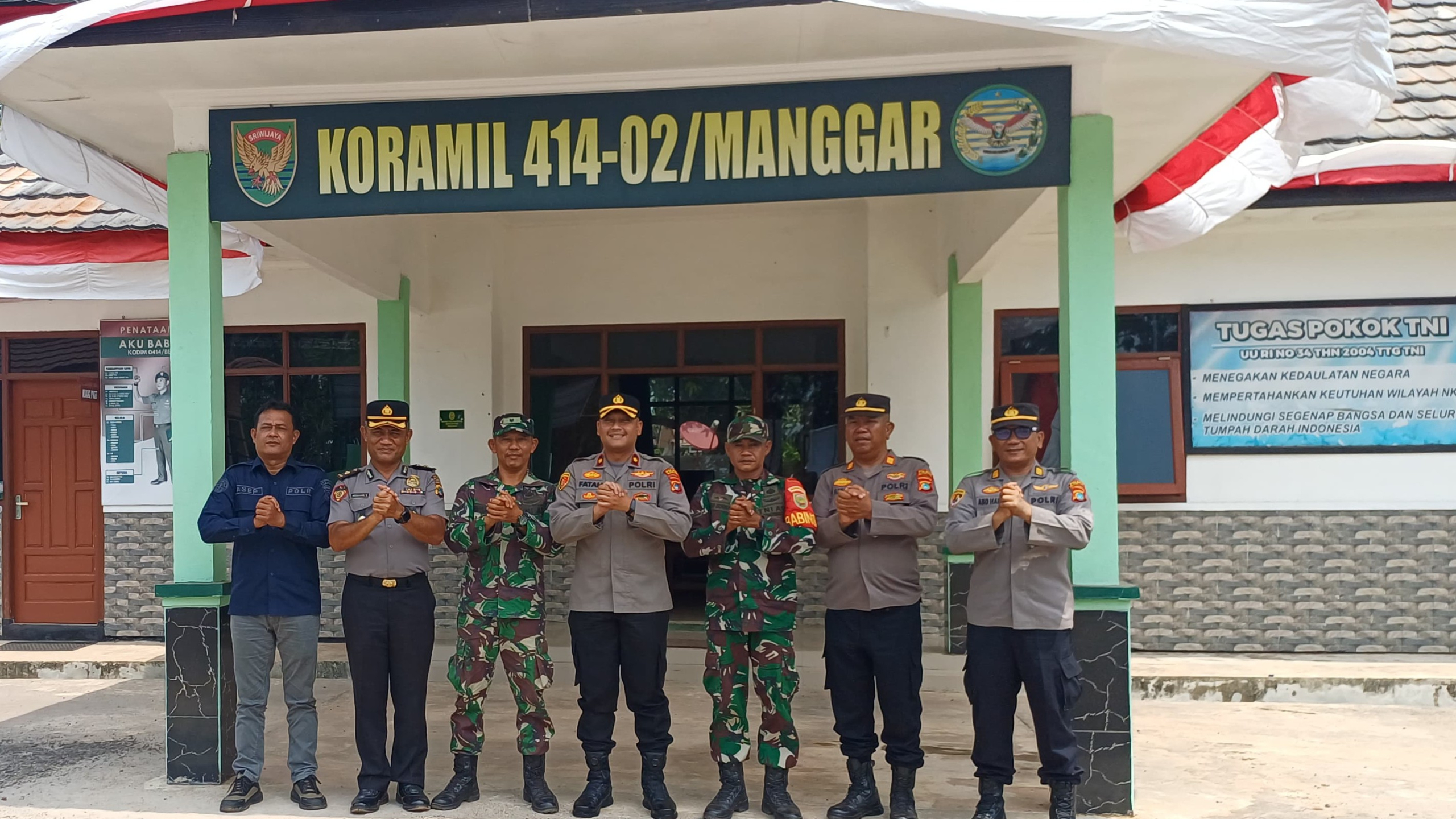 Di HUT TNI ke-81, Polres dan Polsek Manggar Gelar Silatuhrahmi dan Beri Tumpeng ke Koramil Manggar 9 AddText 10 05 03.20.04 scaled