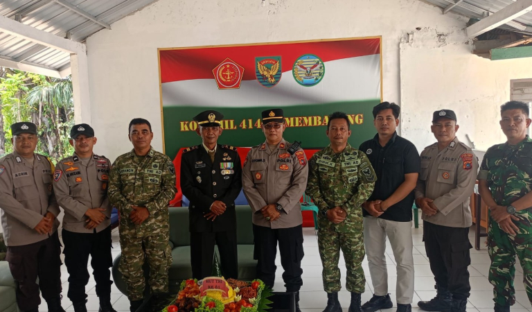 Polsek Membalong Beri Tumpeng ke Jajaran Koramil Membalong, Semarakkan HUT TNI ke-81