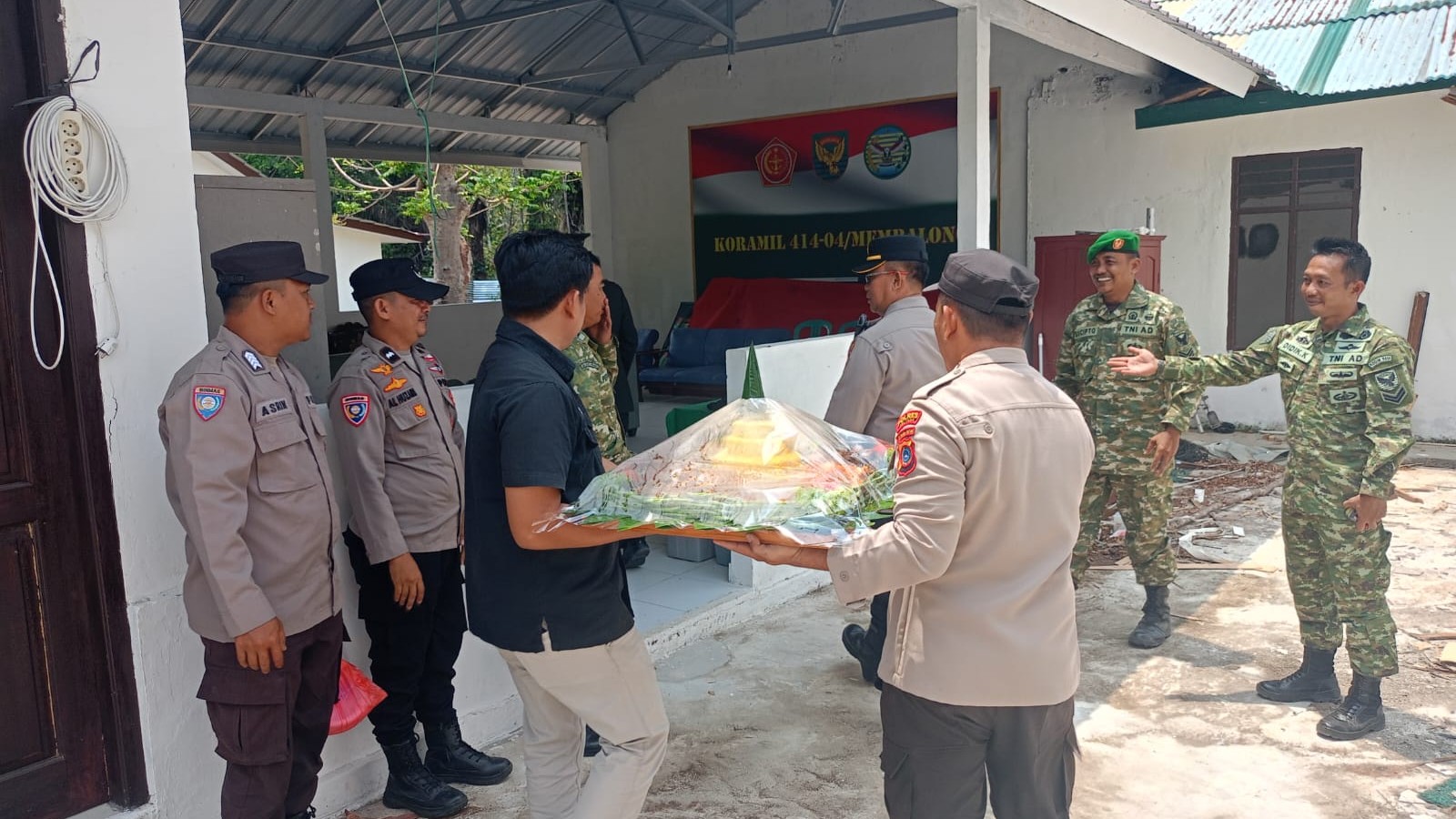 Polsek Membalong Beri Tumpeng ke Jajaran Koramil Membalong, Semarakkan HUT TNI ke-81 8 AddText 10 05 03.28.35