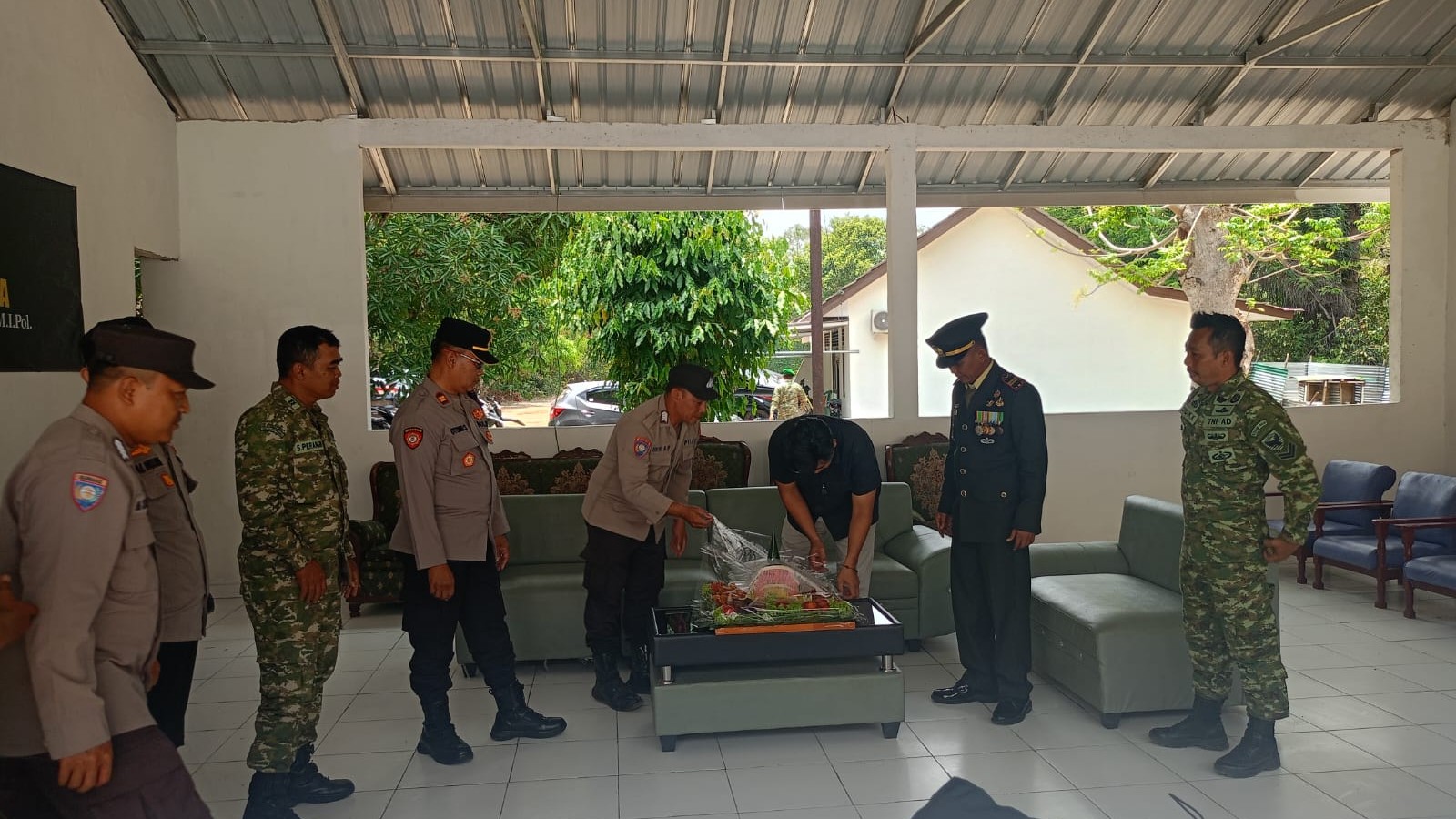 Polsek Membalong Beri Tumpeng ke Jajaran Koramil Membalong, Semarakkan HUT TNI ke-81 9 AddText 10 05 03.29.34