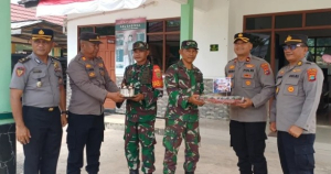 Di HUT TNI ke-81, Polres dan Polsek Manggar Gelar Silatuhrahmi dan Beri Tumpeng ke Koramil Manggar