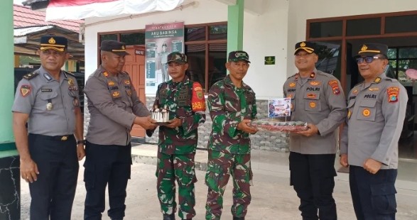 Di HUT TNI ke-81, Polres dan Polsek Manggar Gelar Silatuhrahmi dan Beri Tumpeng ke Koramil Manggar