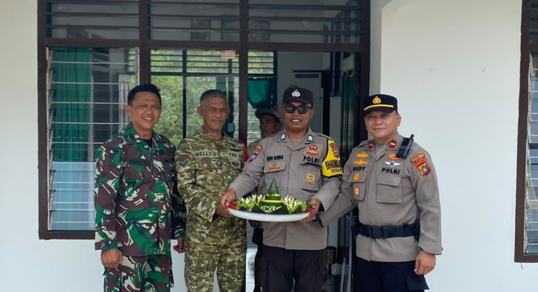 Kapolsek Selat Nasik Kunjungi Koramil, Sampaikan Ucapan HUT TNI ke-81