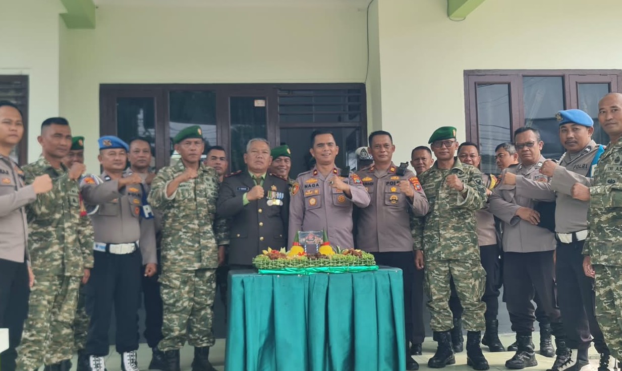 Polsek Tanjungpandan Beserta Jajaran Silaturahmi ke Koramil, Beri Tumpeng di HUT TNI ke-81 7 Polsek Tanjungpandan Beserta Jajaran Silaturahmi ke Koramil, Beri Tumpeng di HUT TNI ke-81