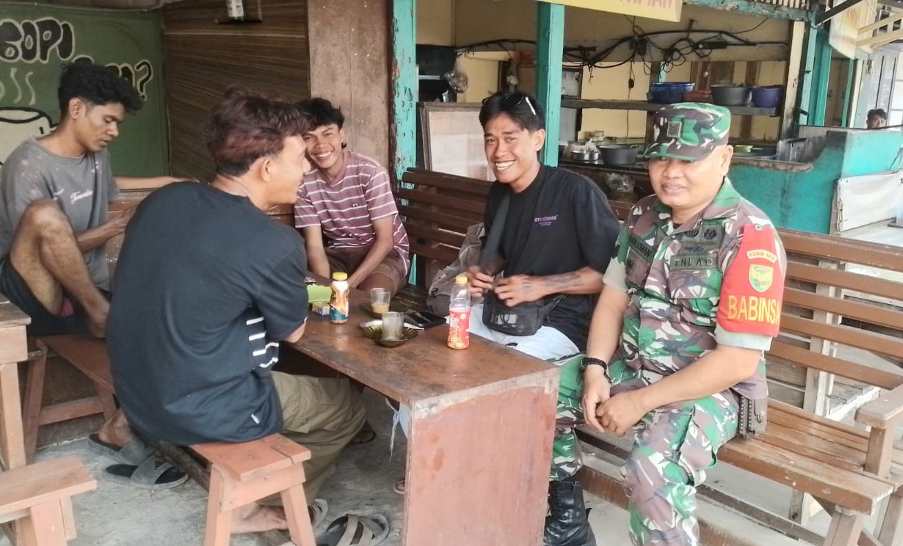 Babinsa Desa Jangkar Asam Serka Suherman Silaturahmi dengan Warga Lewat Komsos di Pasar Gantung 8 AddText 10 06 02.38.18