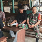 Babinsa Desa Jangkar Asam Serka Suherman Silaturahmi dengan Warga Lewat Komsos di Pasar Gantung