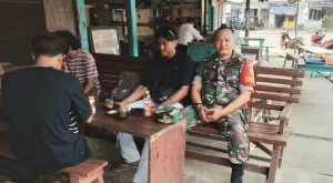 Babinsa Desa Jangkar Asam Serka Suherman Silaturahmi dengan Warga Lewat Komsos di Pasar Gantung