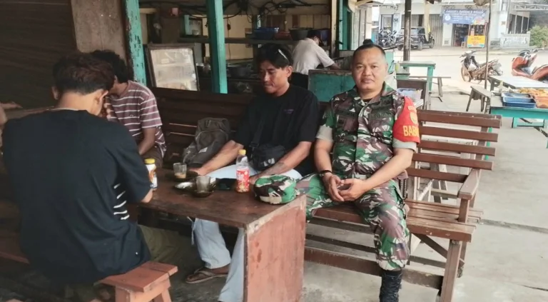 Babinsa Desa Jangkar Asam Serka Suherman Silaturahmi dengan Warga Lewat Komsos di Pasar Gantung