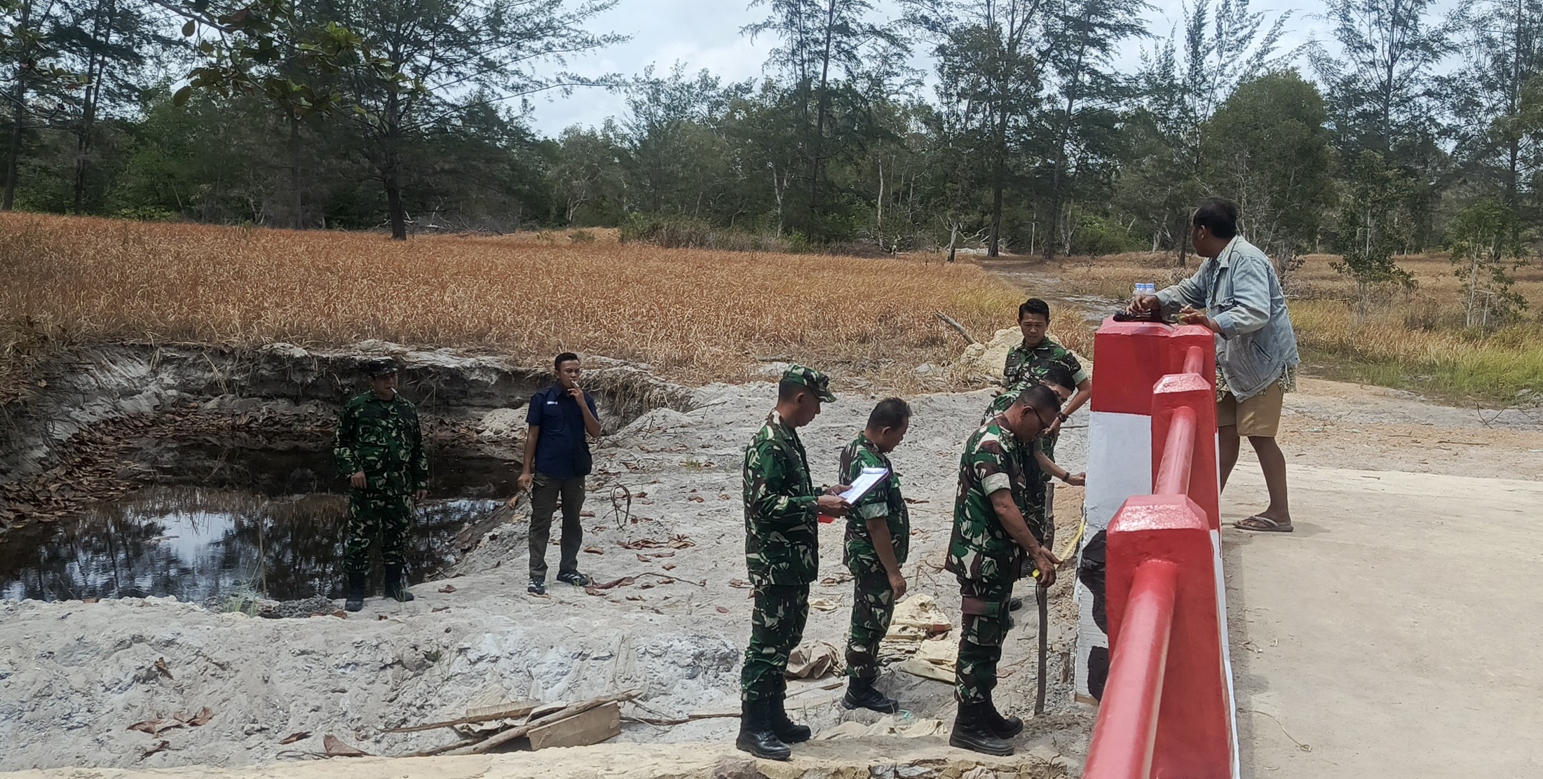 Pastikan Kondisi Infrastruktur Terpantau: Tim Monitoring Peninjauan Jembatan Desa Sukamandi 8 AddText 10 06 02.46.56