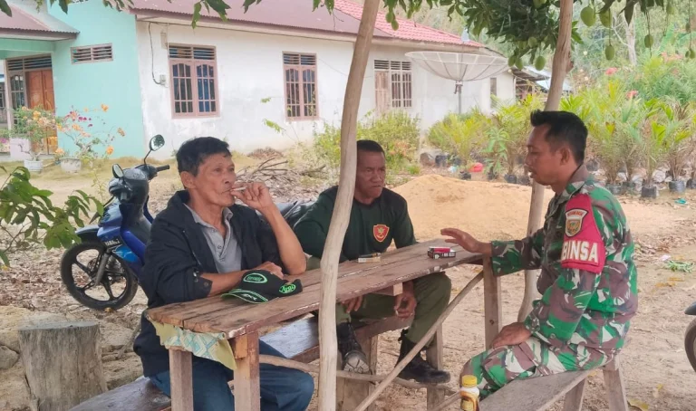 Babinsa Desa Lasar Sertu Didi K Gelar Komsos, Bahas Karhutla dan Keamanan Warga
