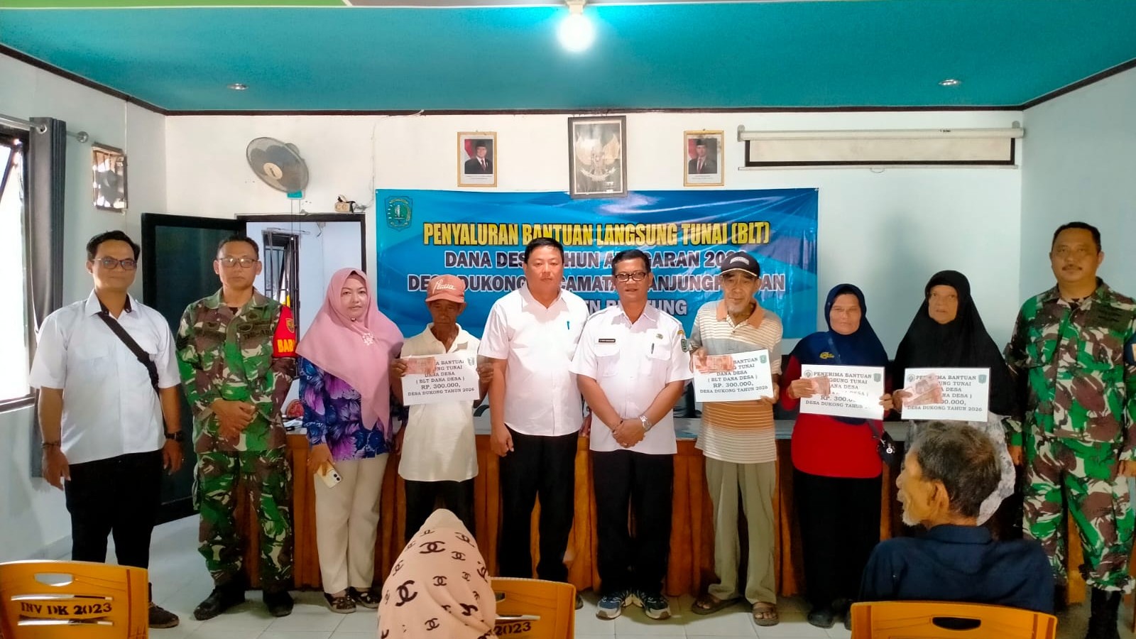 Babinsa Serma Anis Setiawan Hadiri Penyaluran BLT Tahap 10 di Desa Dukong 8 AddText 10 07 11.36.01
