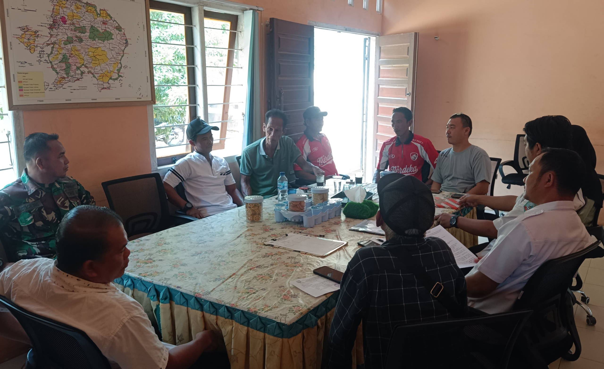Di Desa Mayang, Serka R. Hutagalung Hadiri Musyawarah Mediasi Penyelesaian Sengketa Lahan 8 AddText 10 08 02.51.05 scaled