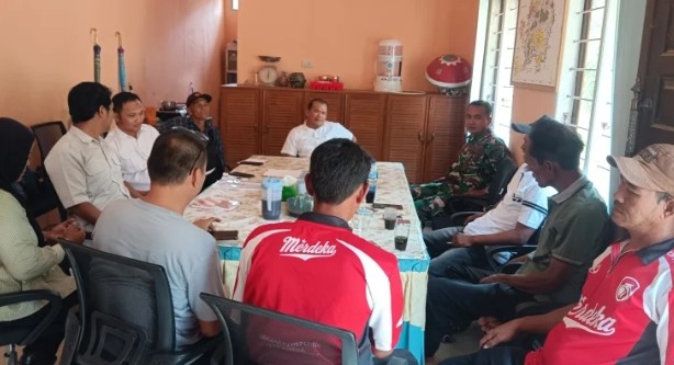 Di Desa Mayang, Serka R. Hutagalung Hadiri Musyawarah Mediasi Penyelesaian Sengketa Lahan 7 Di Desa Mayang, Serka R. Hutagalung Hadiri Musyawarah Mediasi Penyelesaian Sengketa Lahan