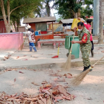 Anggota Koramil Kelapa Kampit Sertu I Kadek Edi P. Lakukan Kegiatan Jumat Bersih di Desa Senyubuk